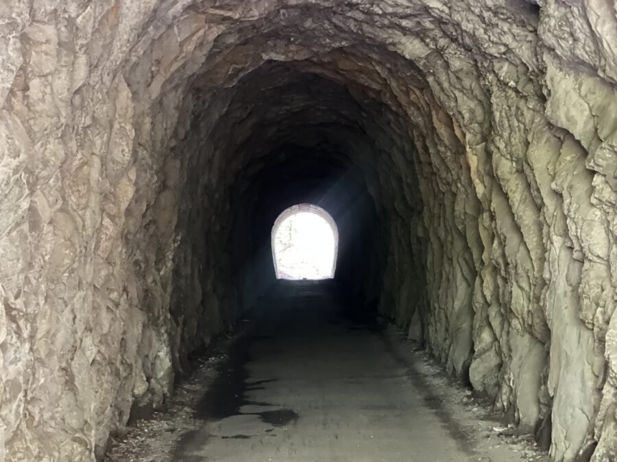 手掘りの岩肌壁面