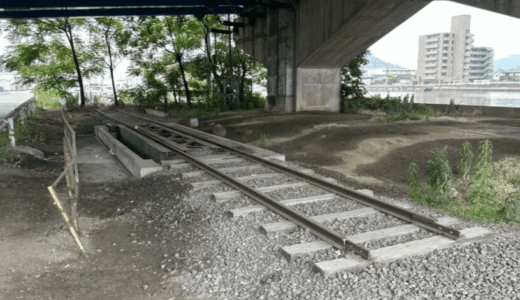 【坂出市入船町】1984年廃止の幻の貨物線！両景橋の真下に眠る「予讃本線坂出港線」の廃レールをバイクで追跡激写！