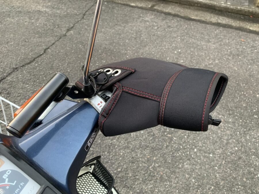 右手ハンドルカバー取り付け
