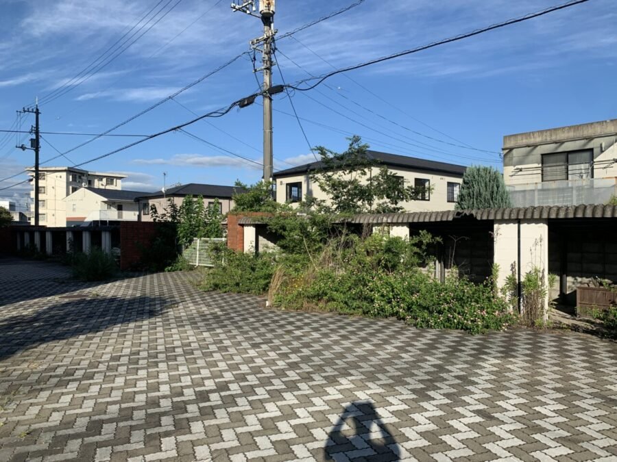 草に覆われた自転車置き場
