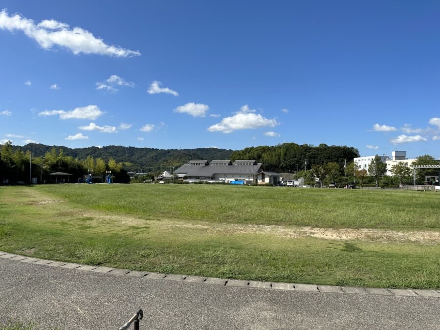 房前公園から見た源平の里むれ