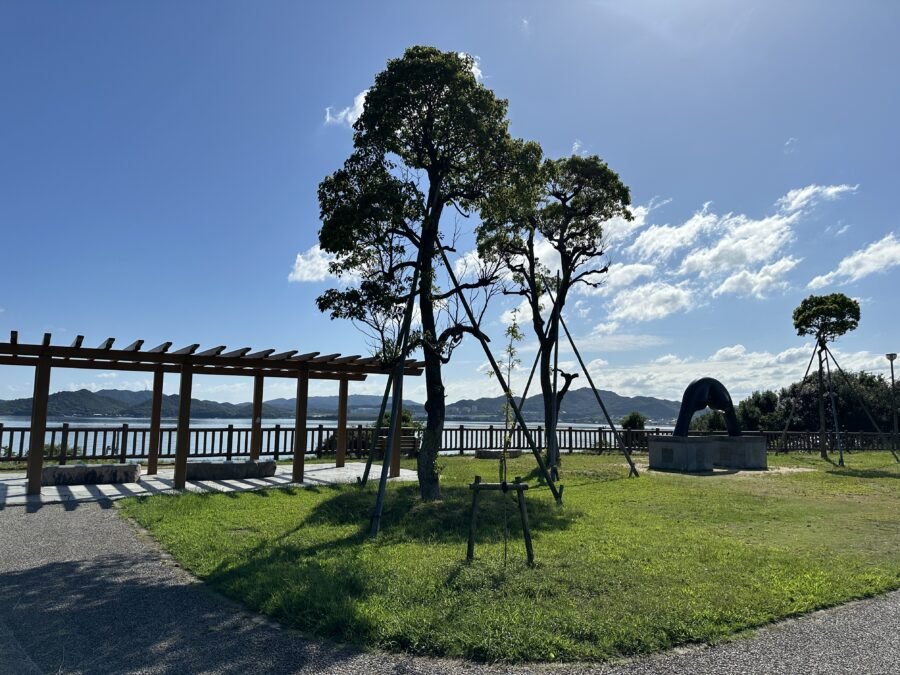 東側広場への登り道