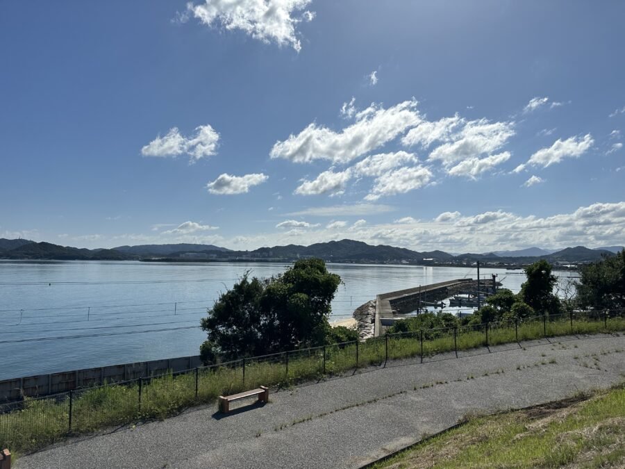 志度湾と琴電の海岸線風景