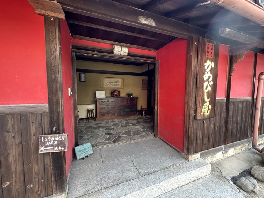 かめびし屋の入口