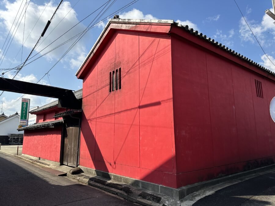 周囲を囲むかめびし屋の建物