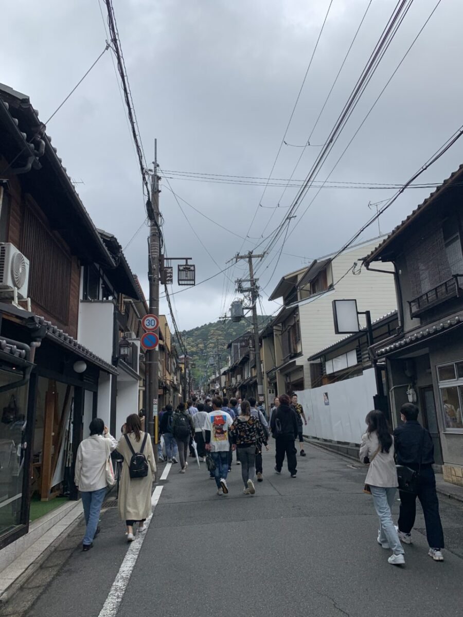 清水寺を目指して歩く参道