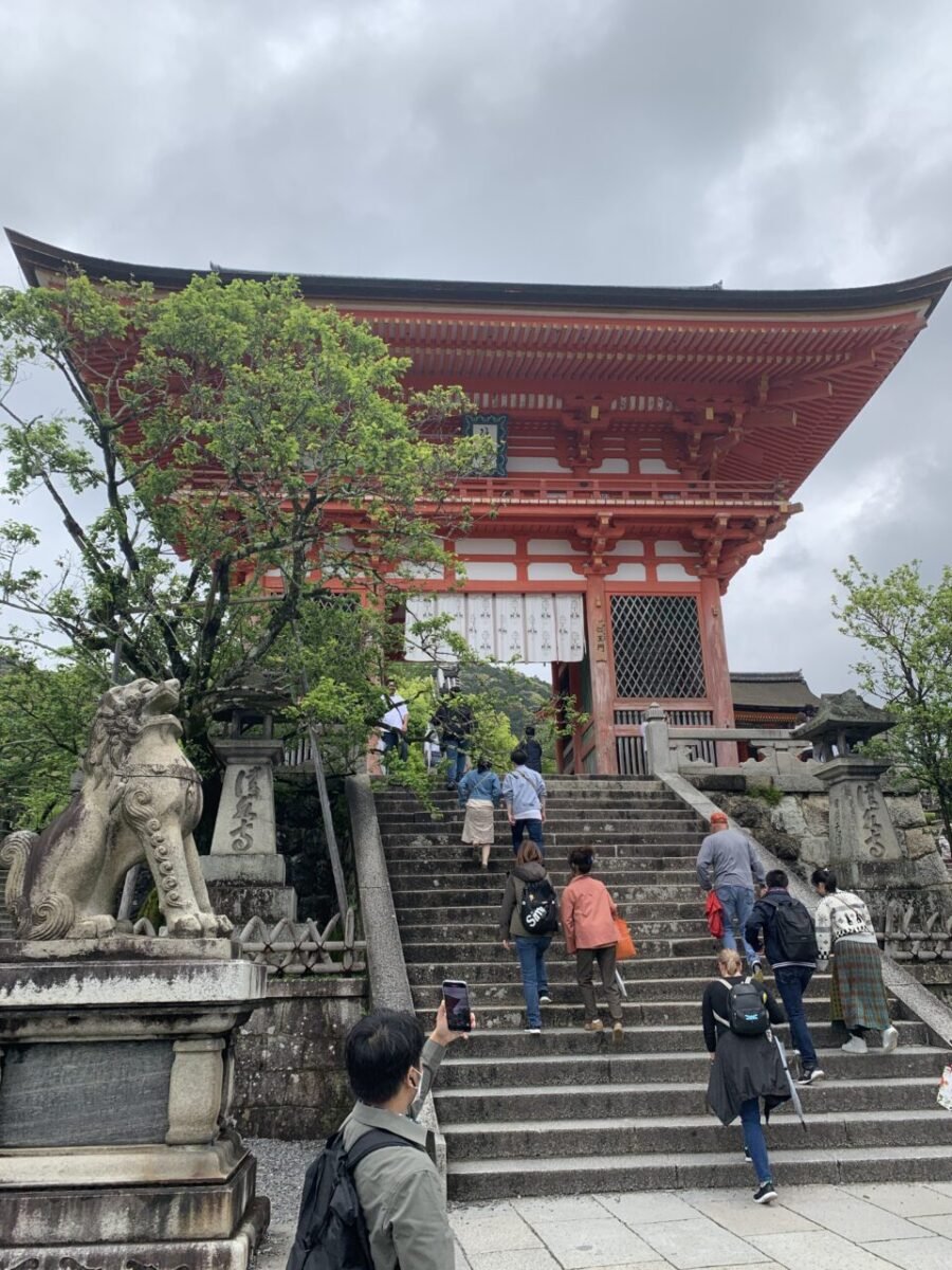 仁王門をくぐる