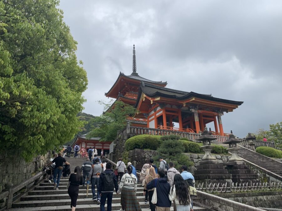 西門の左側の石段