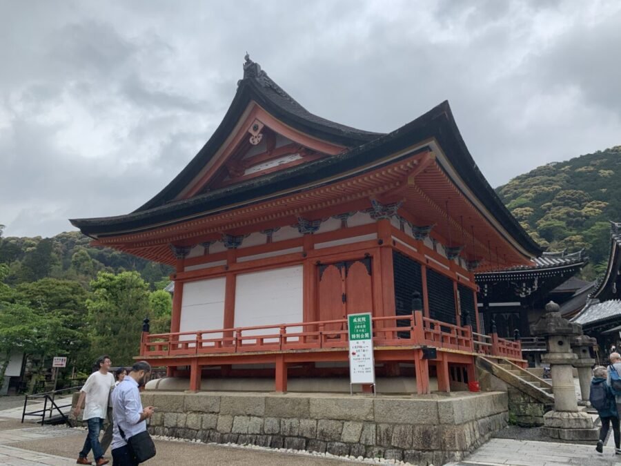 経堂を横から見たアングル