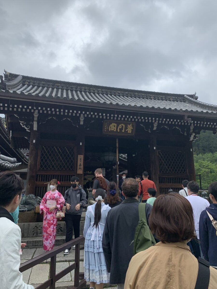 轟門と着物姿の参拝客