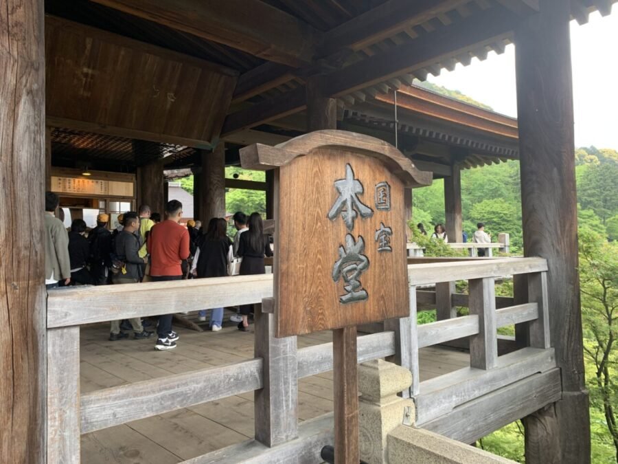 清水寺本堂の入口