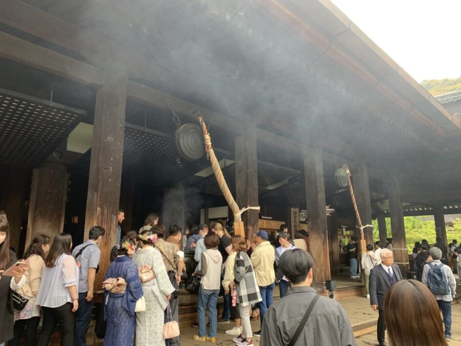 熱気あふれる本堂の内部