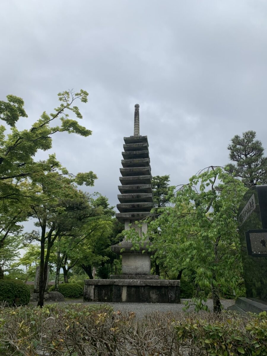 十一重石層塔