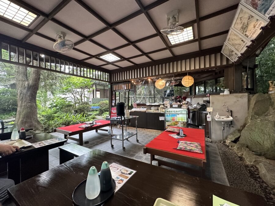 店舗奥のテーブル席
