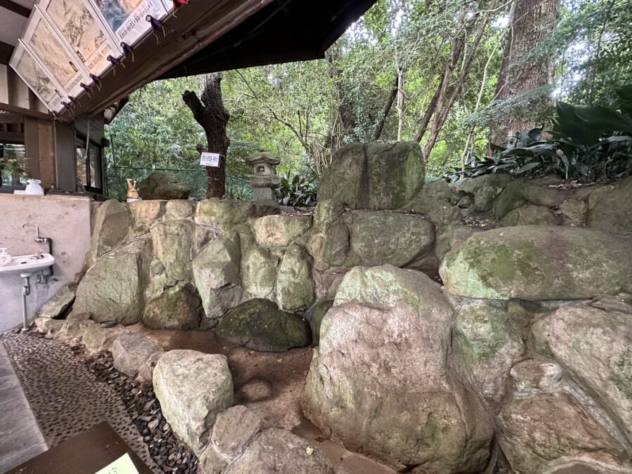 座席横の大きな石
