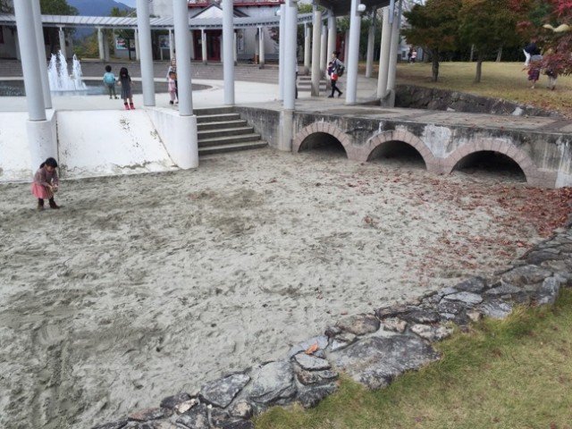 噴水周りの砂場