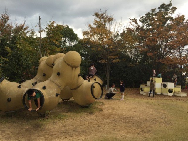広場近くの遊具