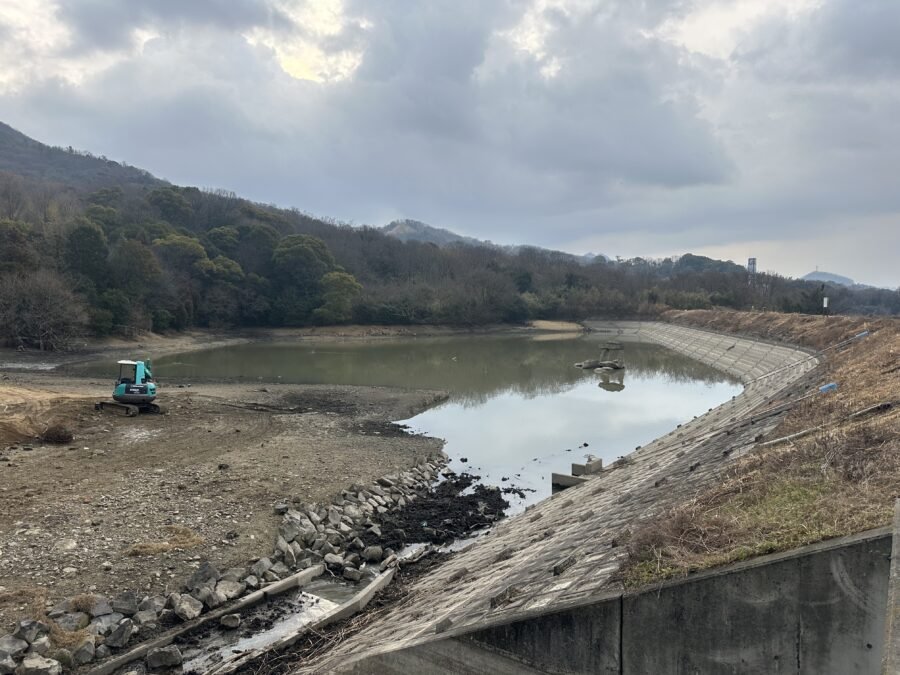 水が抜かれた鴻ノ池の工事現場