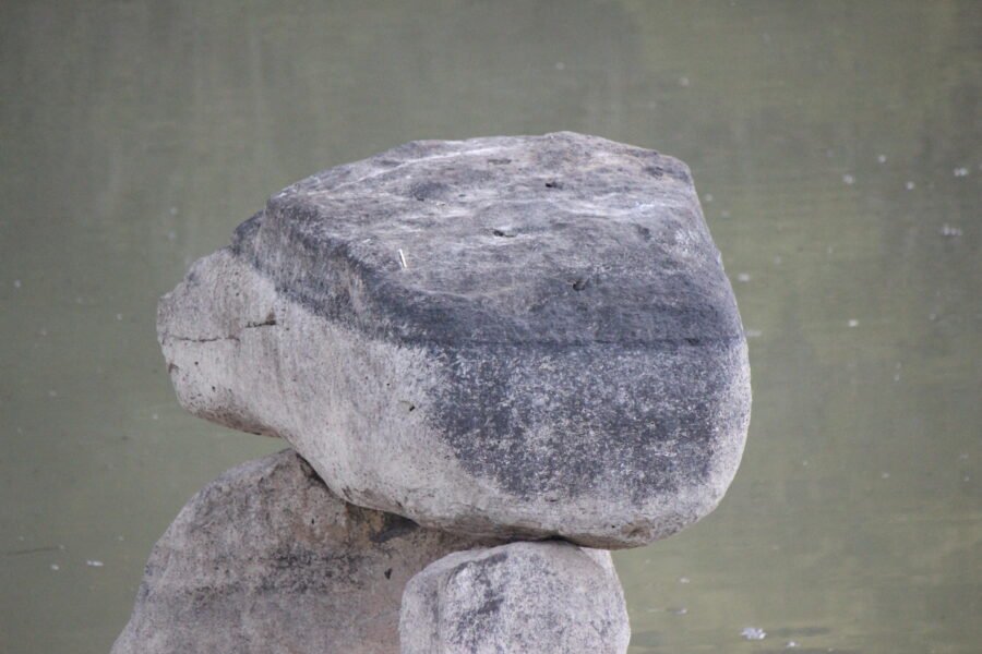 鴻ノ池1号墳の天井石拡大