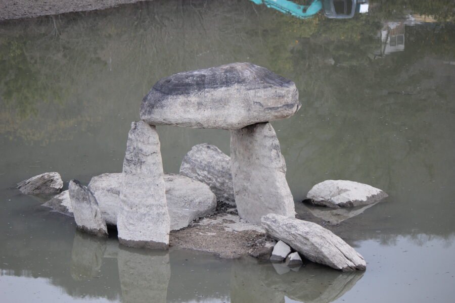 もっと南側からの1号墳全景