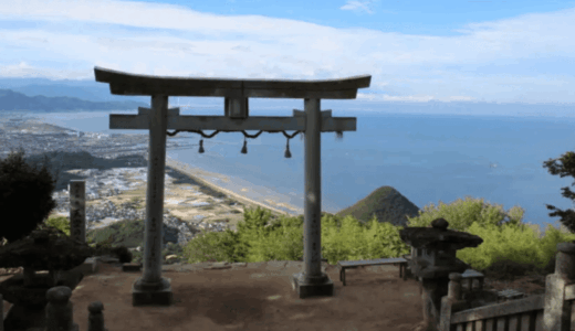 香川県観音寺市。鳥居越しに観音寺市街地と雄大な瀬戸内海が一望できる『天空の鳥居』
