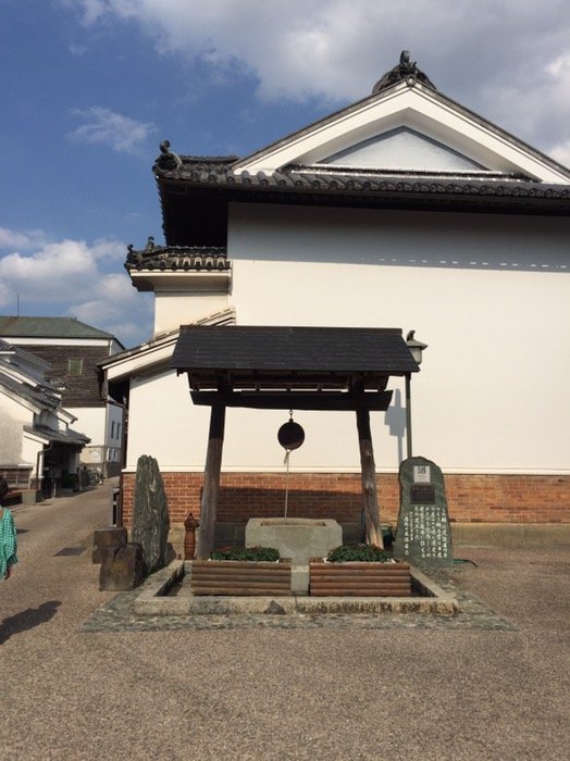 通り沿いの井戸