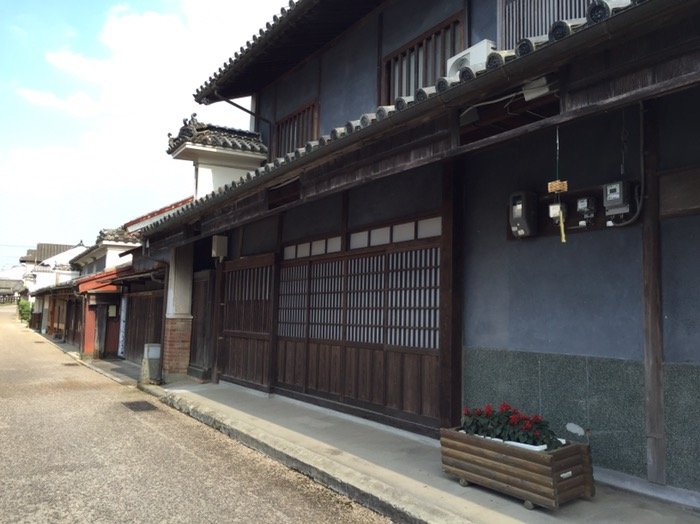 美しい瓦屋根と青空