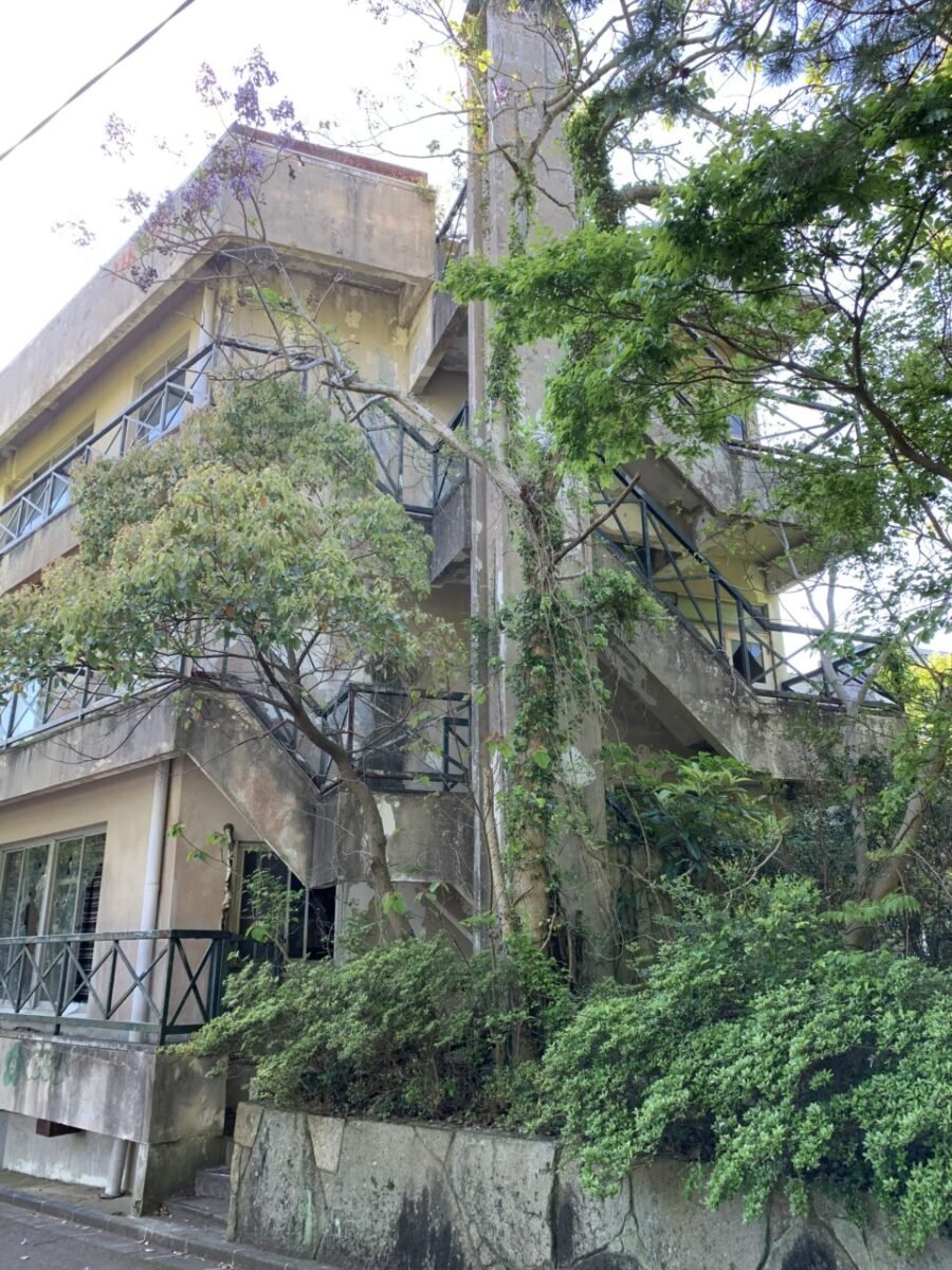 朽ち果てたホテル甚五郎の建物