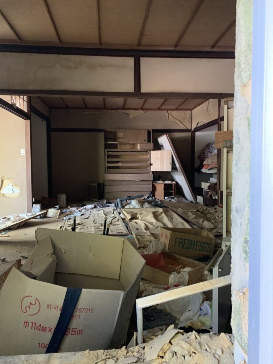 室内に残された布団
