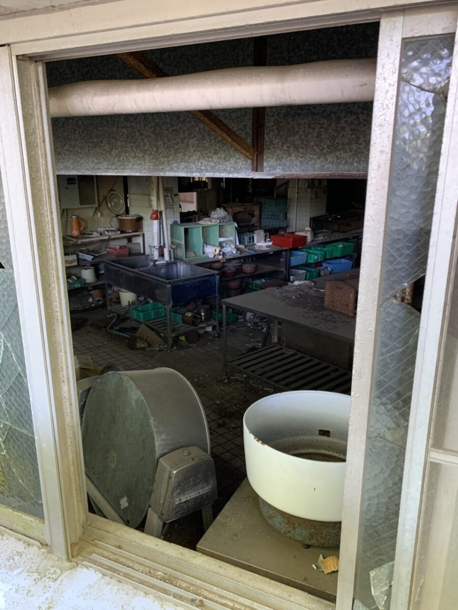 小物が散乱する調理場