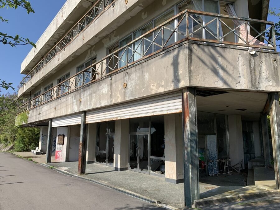 正面入口の半開きシャッター
