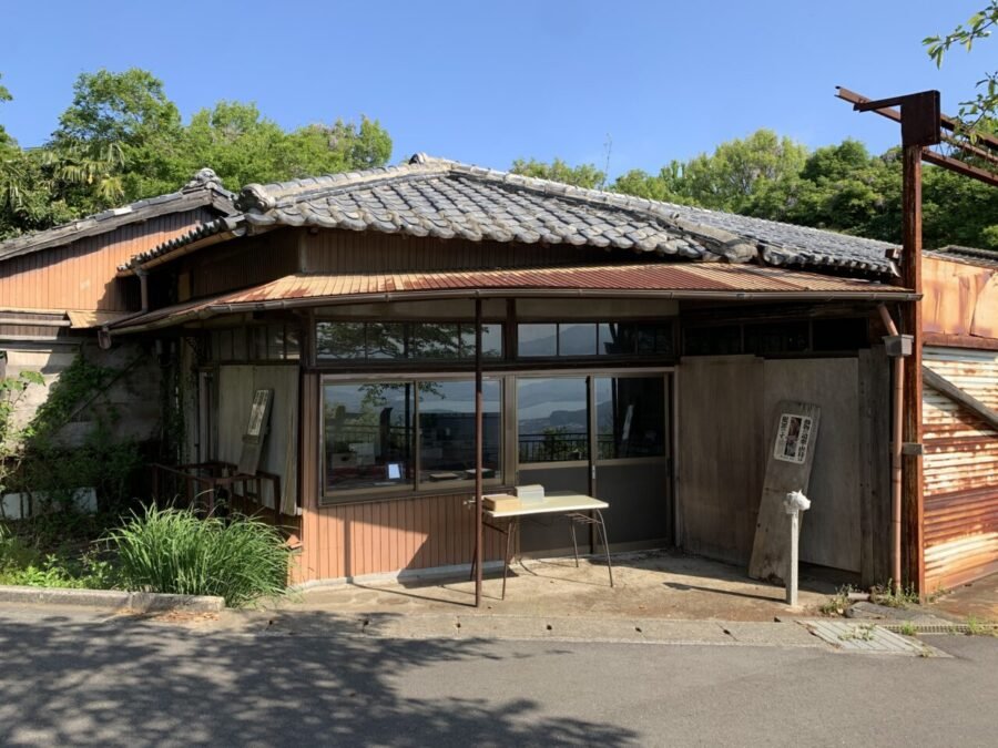 隣接する建物