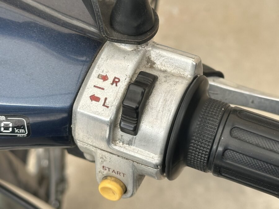 右手のレバーで操作する方向指示器。