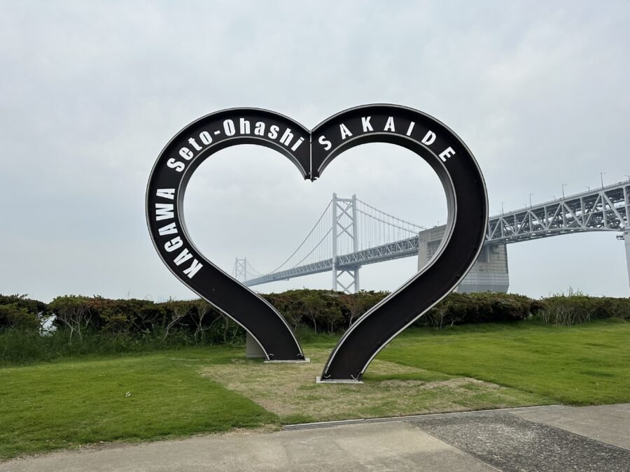 ハートの中に瀬戸大橋が収まる景色