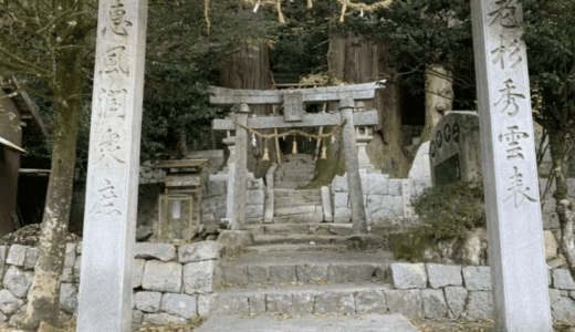 想像を超えた高さの巨大な兄弟杉と共生する小さな神社が凄いッ！香川県木田郡三木町の『熊野神社の二本杉』訪問ッ！