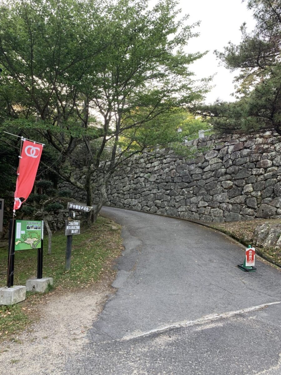 本丸へ向かう山道