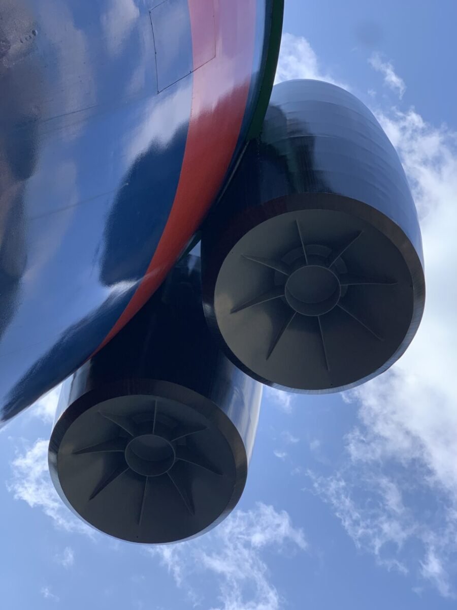 背面のロケットエンジン