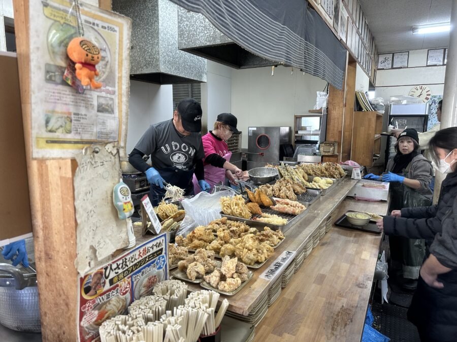 うどんのどんぶりを受け取ったら、天ぷらを選んで会計へッ！